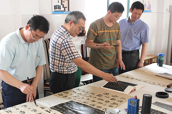 中國(guó)人民大學(xué)、北京師范大學(xué)王學(xué)嶺書法工作室在安邦集團(tuán)面授會(huì)(圖1)